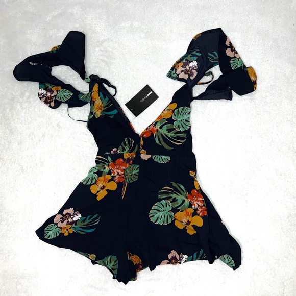 FASHION NOVA beautiful floral dress - Picture 1 of 2